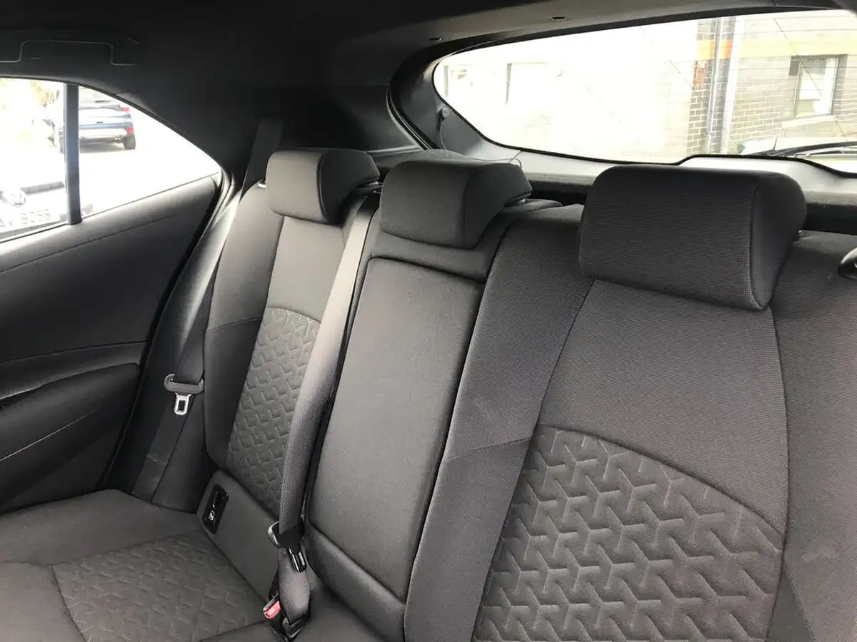 2022-toyota-corolla-18-vvt-i-icon-120bhp-trk-hatchback-5d-big-5