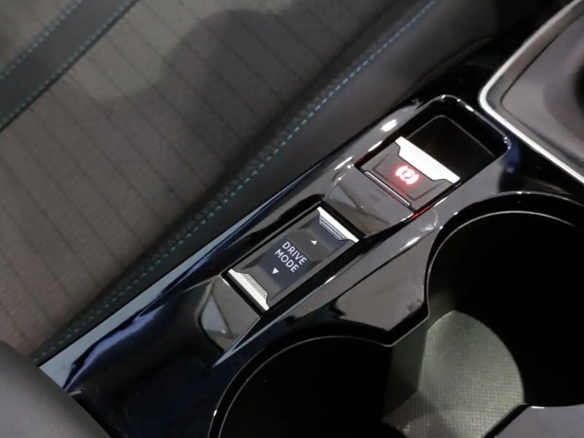 2020-peugeot-208-12-puretech-allure-100bhp-big-15
