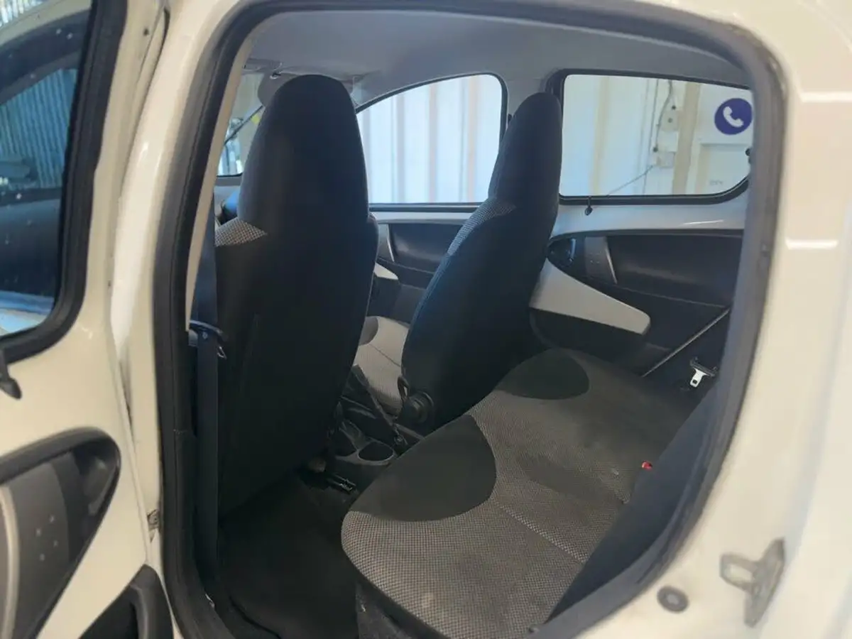 2014-toyota-aygo-10-mode-ac-5d-big-9