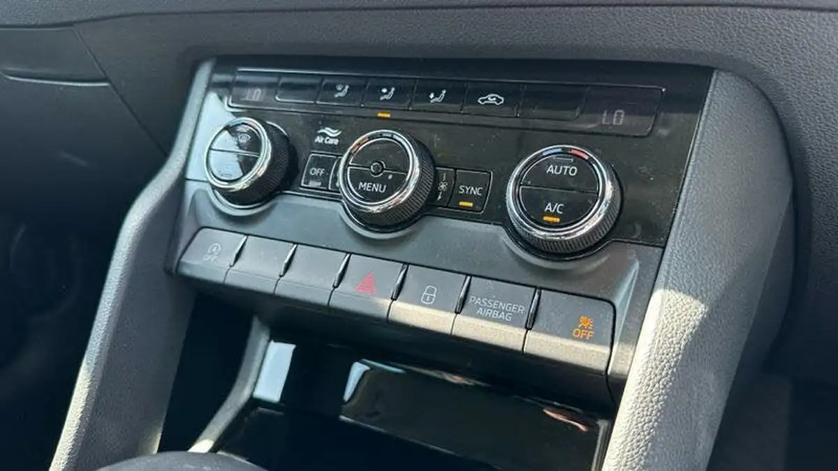 2020-skoda-karoq-15-tsi-se-dsg-big-16