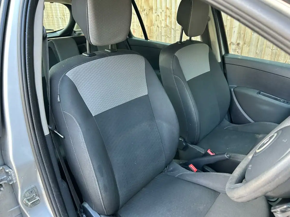 2009-renault-clio-12-expression-16v-75bhp-ac-estate-big-21