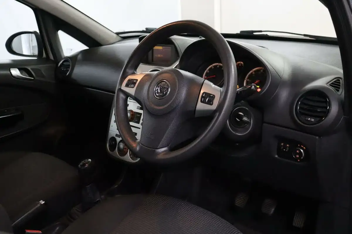 2011-vauxhall-corsa-12-excite-3d-big-2