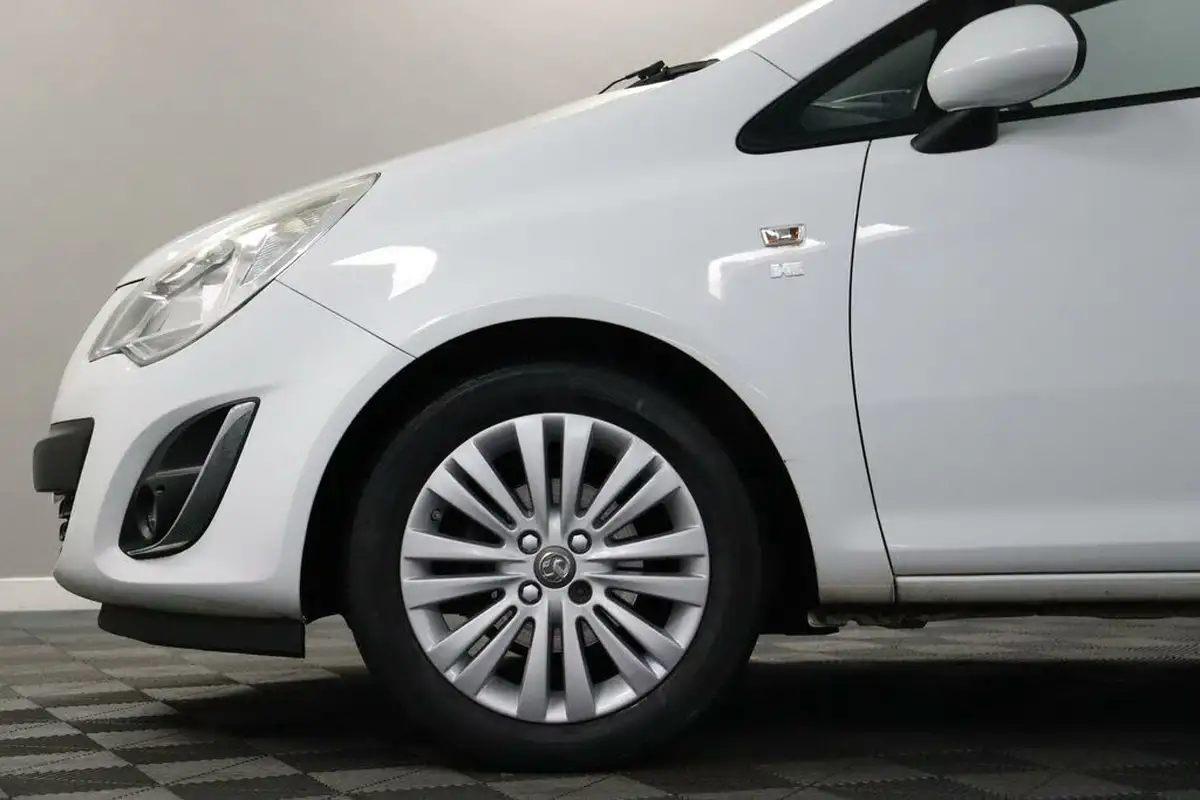 2011-vauxhall-corsa-12-excite-3d-big-26