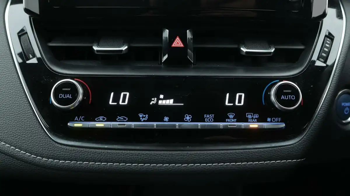 2021-toyota-corolla-18-vvt-i-icon-tech-trk-hatchback-5d-big-12