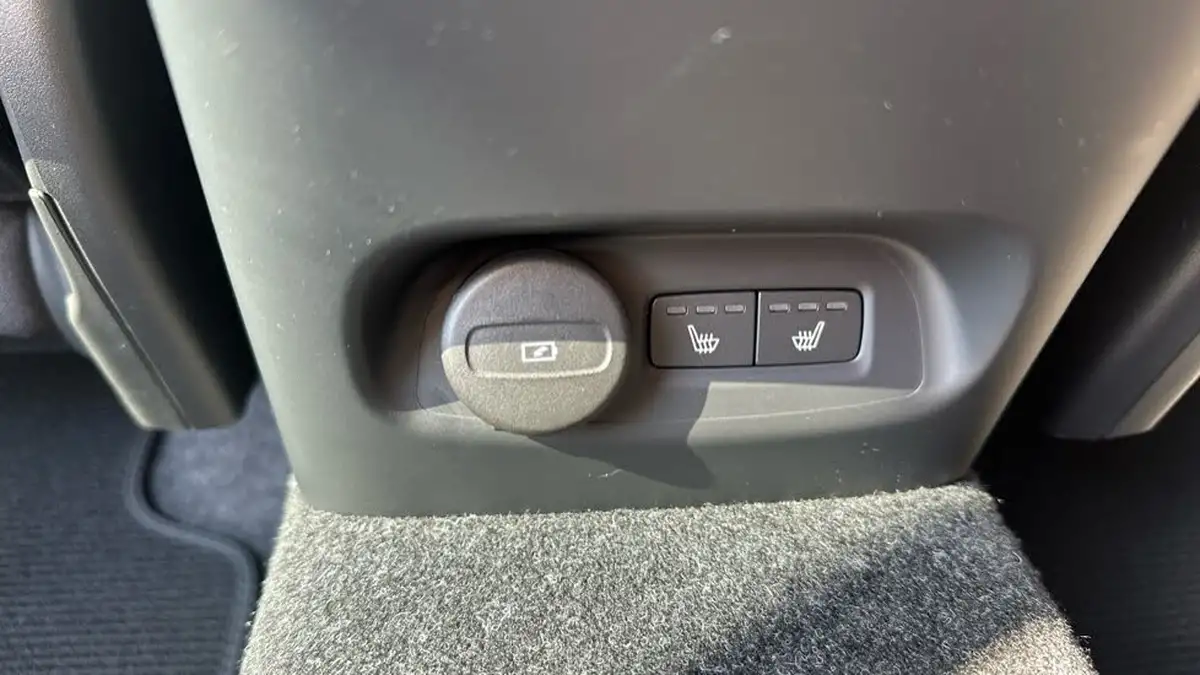 2025-volvo-ex40-e-ultra-big-28