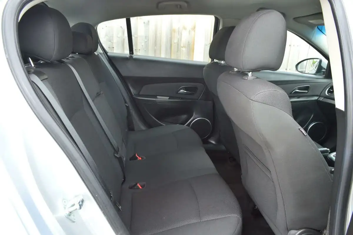 2013-chevrolet-cruze-16-lt-hatchback-auto-big-6