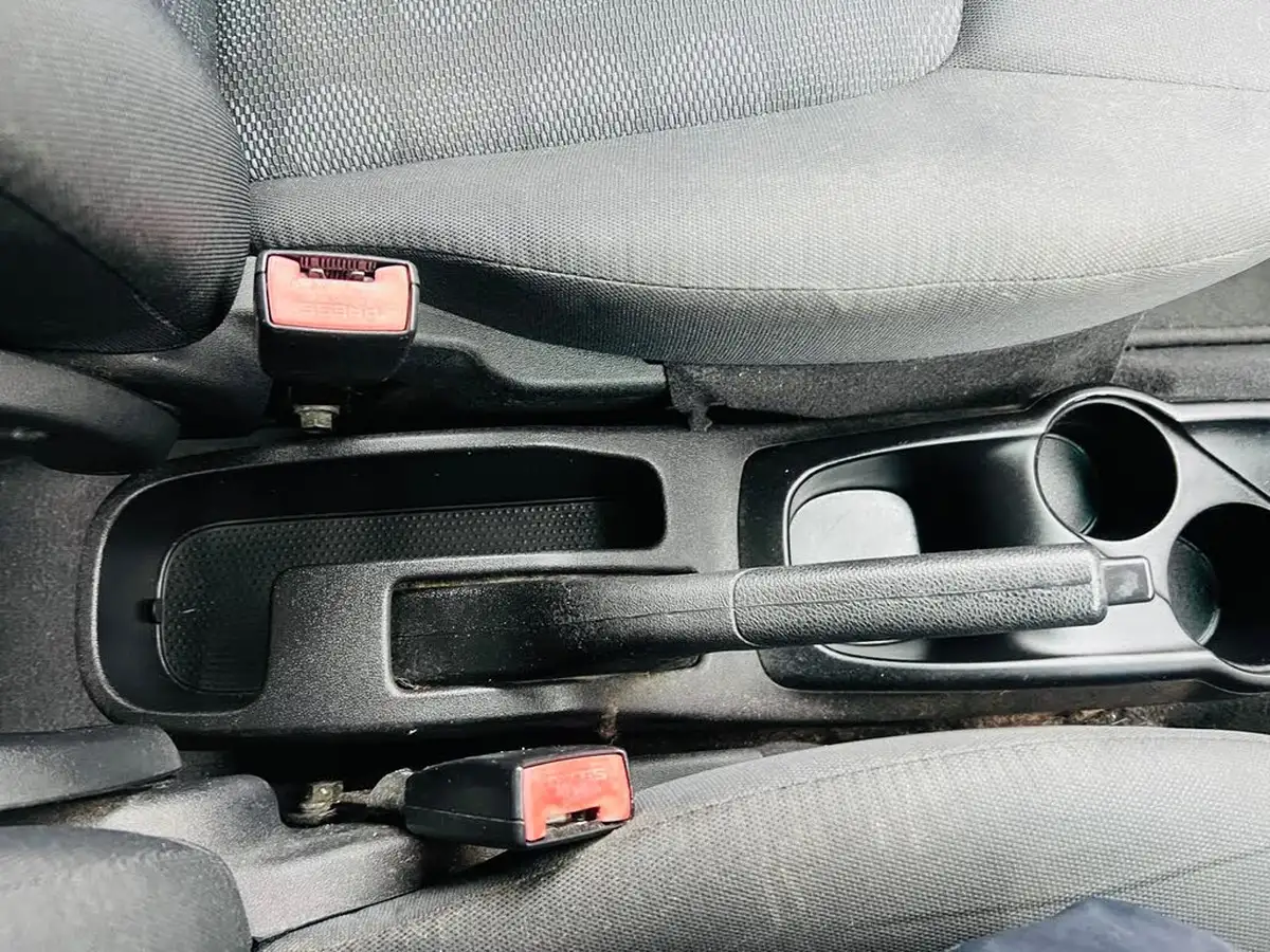 2010-hyundai-i10-12-comfort-76bhp-big-37