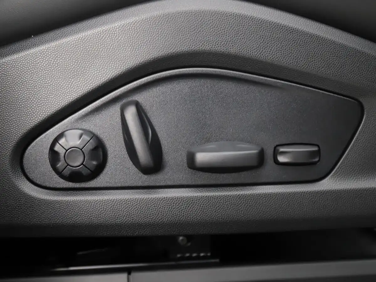 2025-porsche-macan-e-electric-big-28