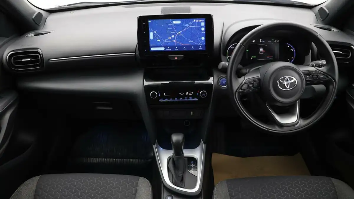 2024-toyota-yaris-cross-15-vvt-i-design-big-12