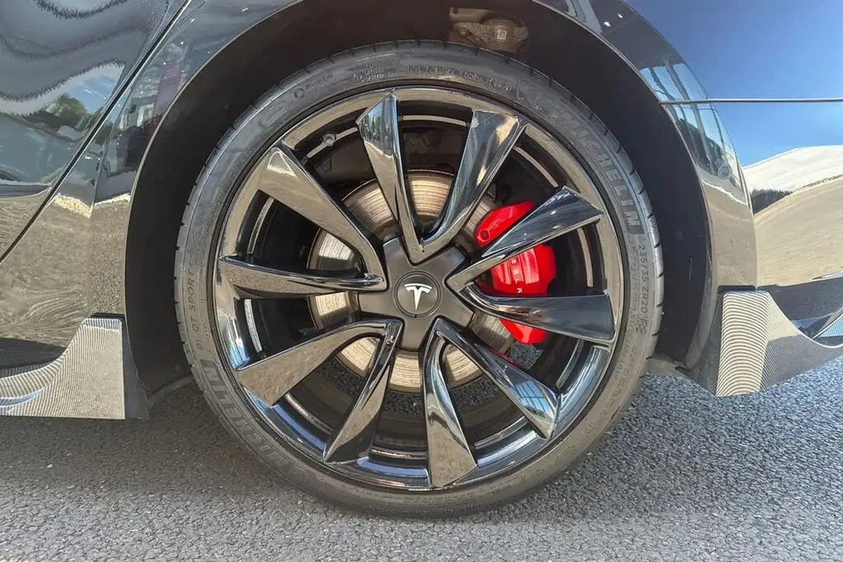 2020-tesla-model-3-e-performance-big-11