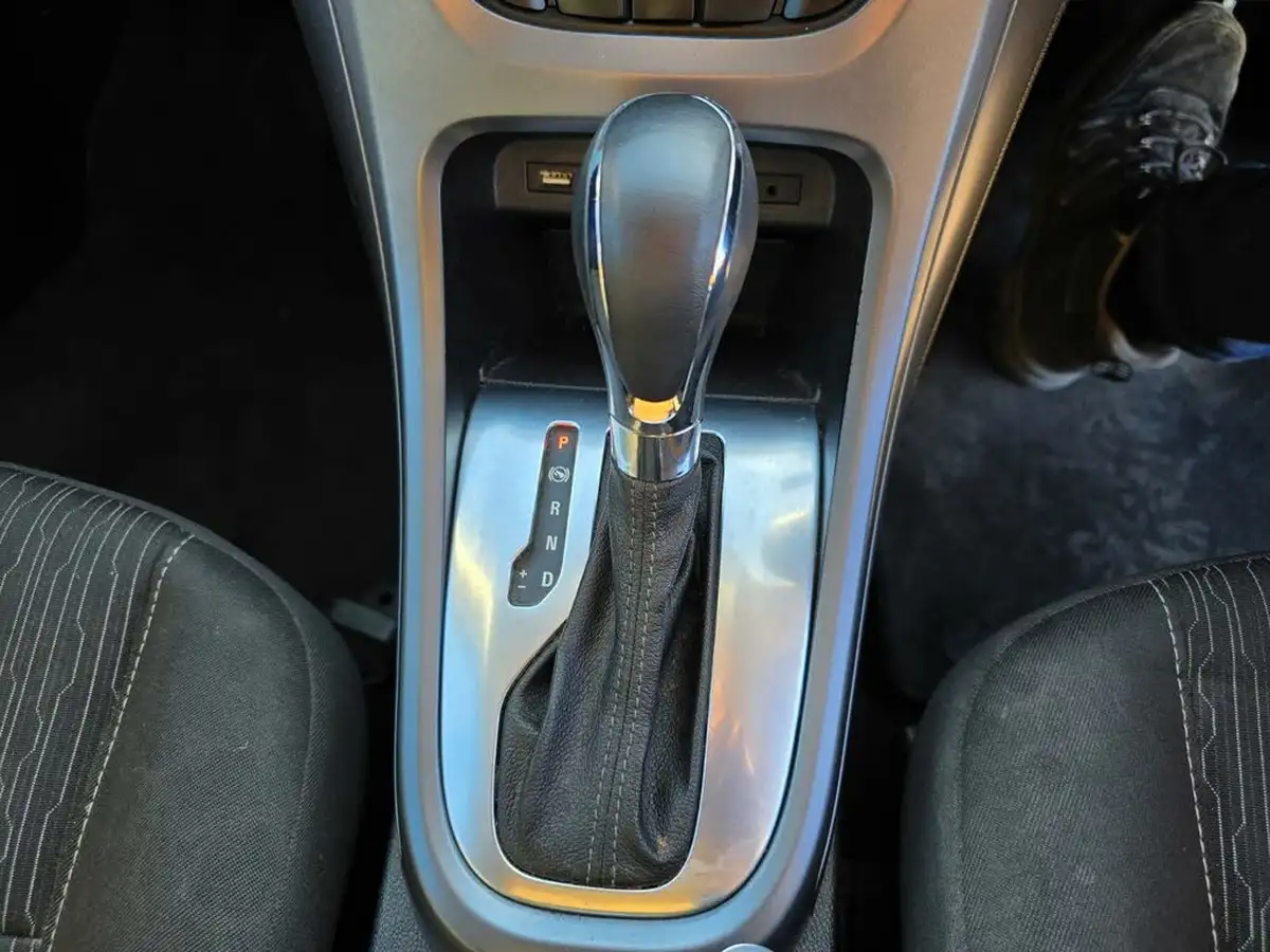 2015-vauxhall-astra-16-tech-line-hatchback-auto-big-23