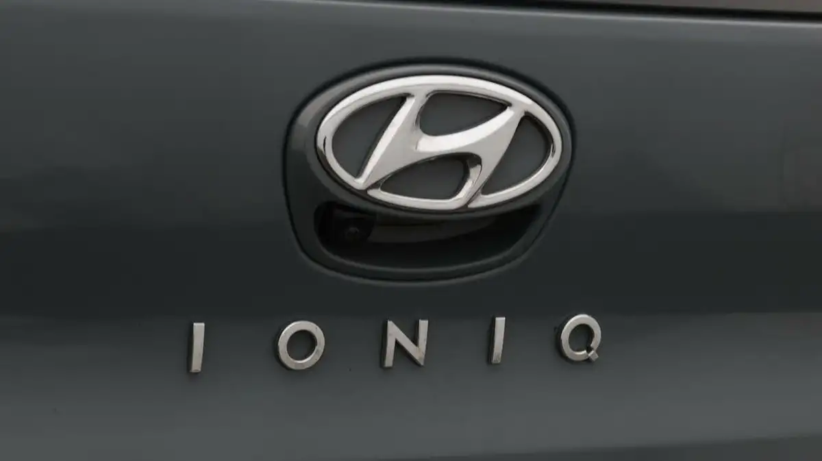 2021-hyundai-ioniq-e-premium-se-electric-100kw-big-20