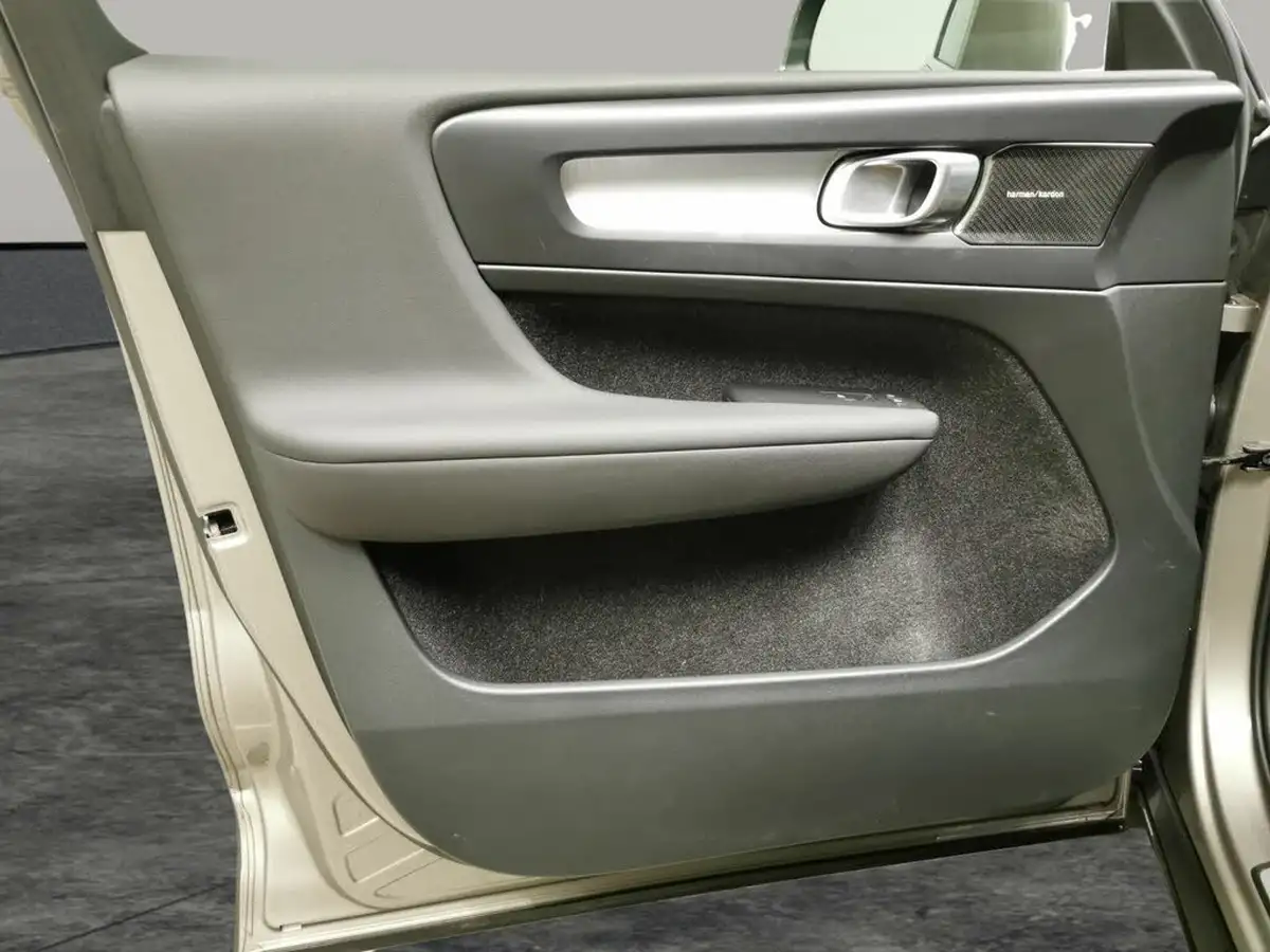 2019-volvo-xc40-20td-d3-inscription-pro-big-25