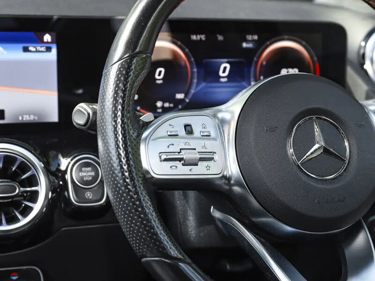 2022-mercedes-benz-gla-class-13-gla-200-amg-line-premium-big-15