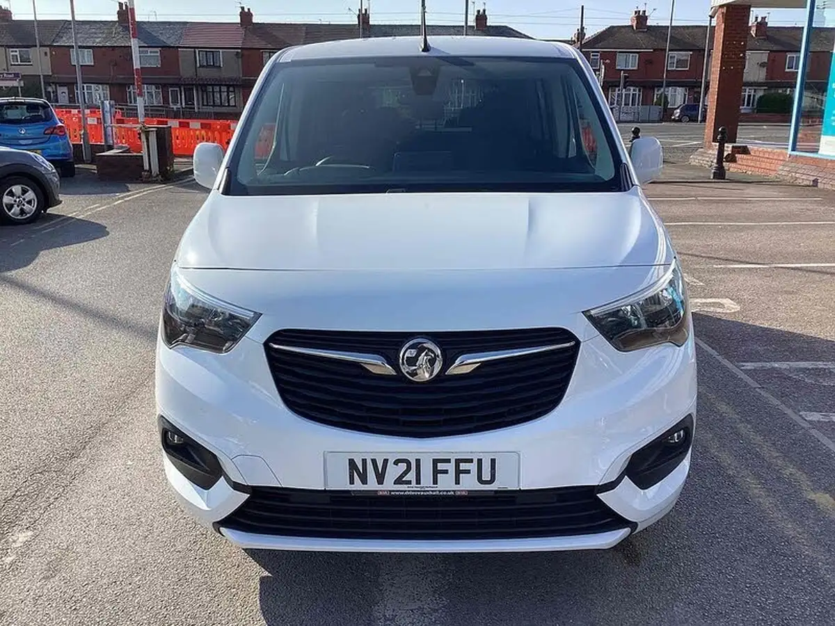 2021-vauxhall-combo-life-15-se-100ps-big-9