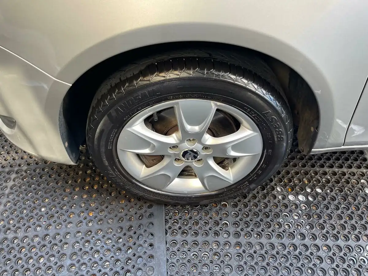 2013-skoda-roomster-12-se-105ps-1197cc-big-48