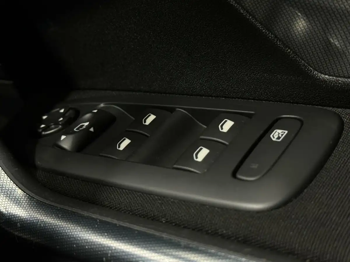 2016-peugeot-2008-suv-12-puretech-allure-82bhp-big-15