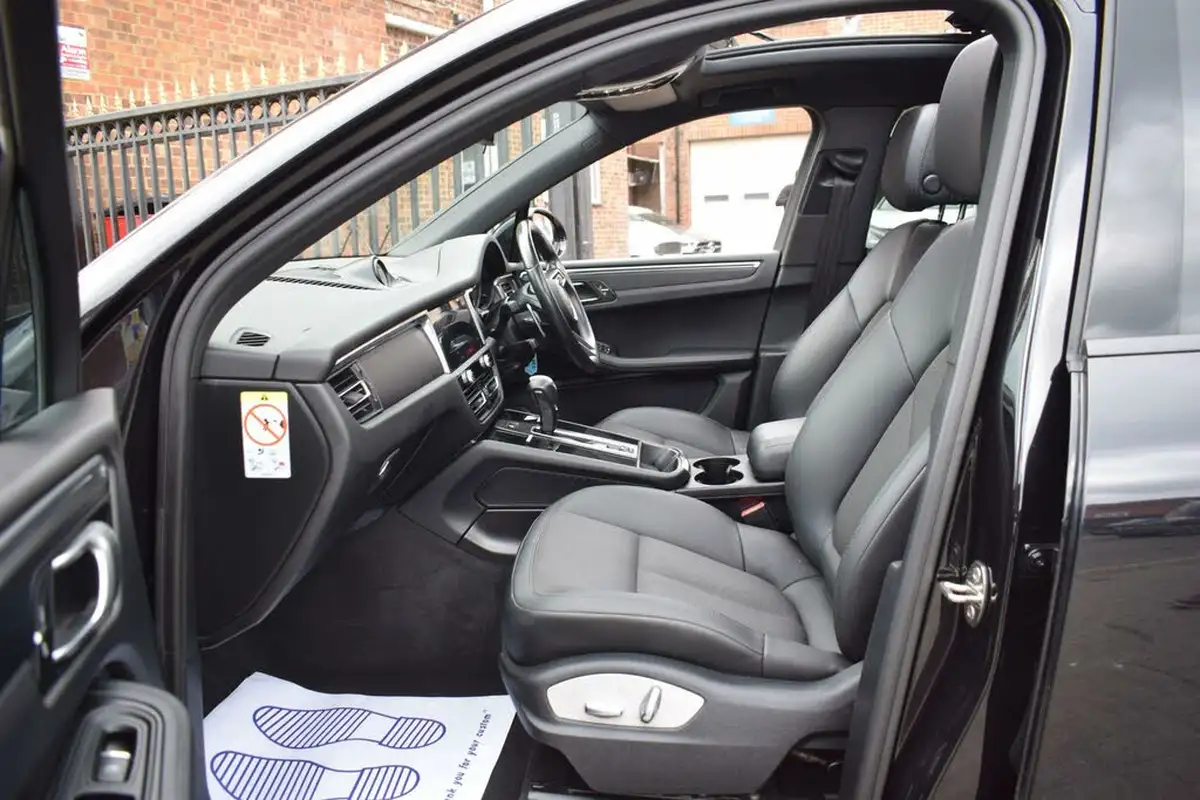 2022-porsche-macan-20-big-7