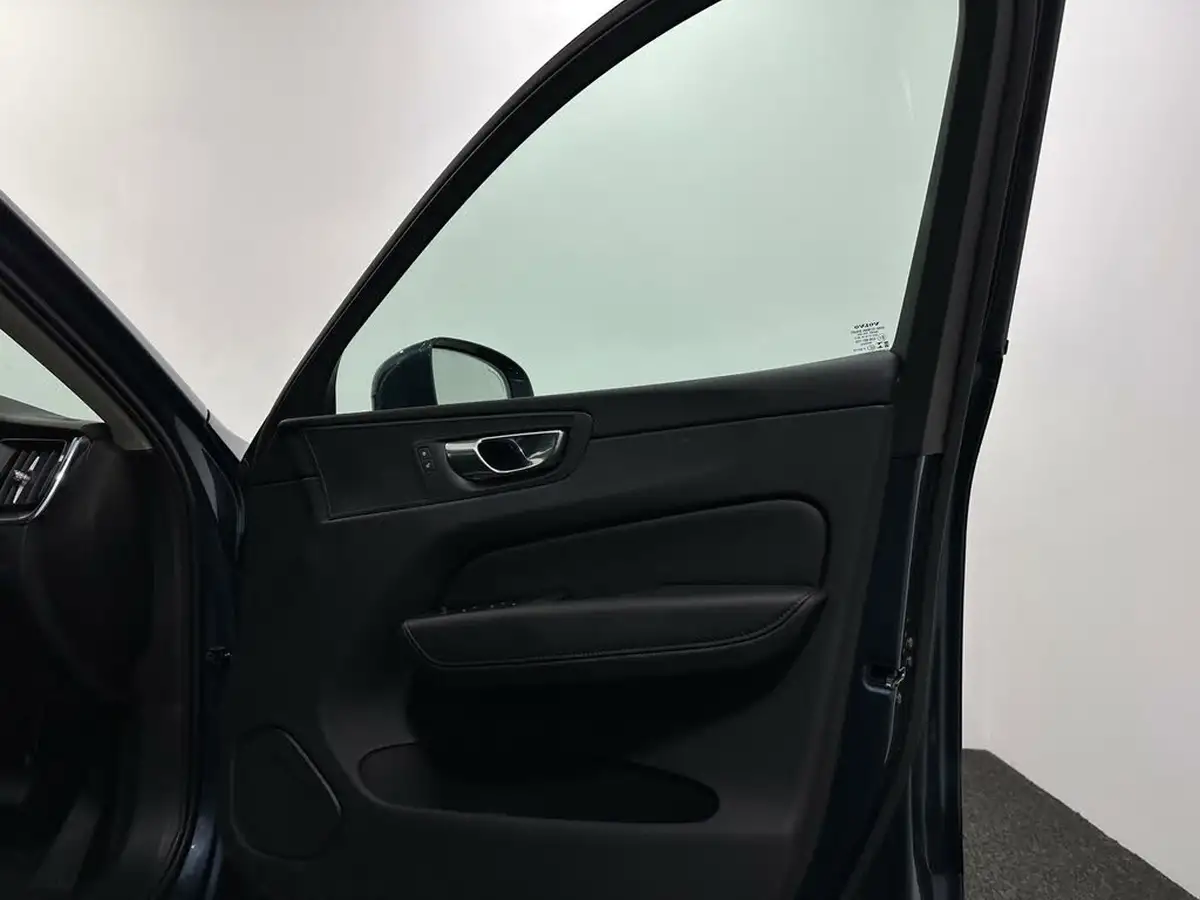 2019-volvo-xc60-20td-b4-momentum-big-30