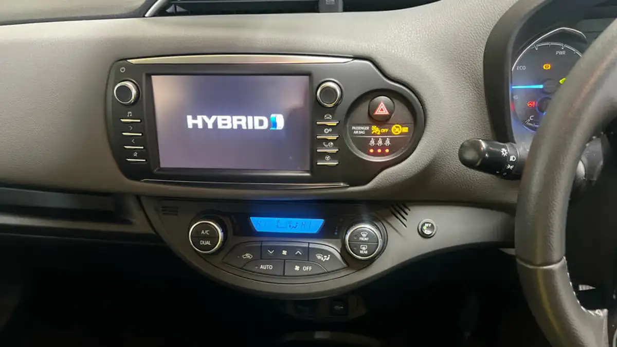 2018-toyota-yaris-15-vvt-i-icon-tech-98bhp-hybrid-1497cc-e-cvt-big-9