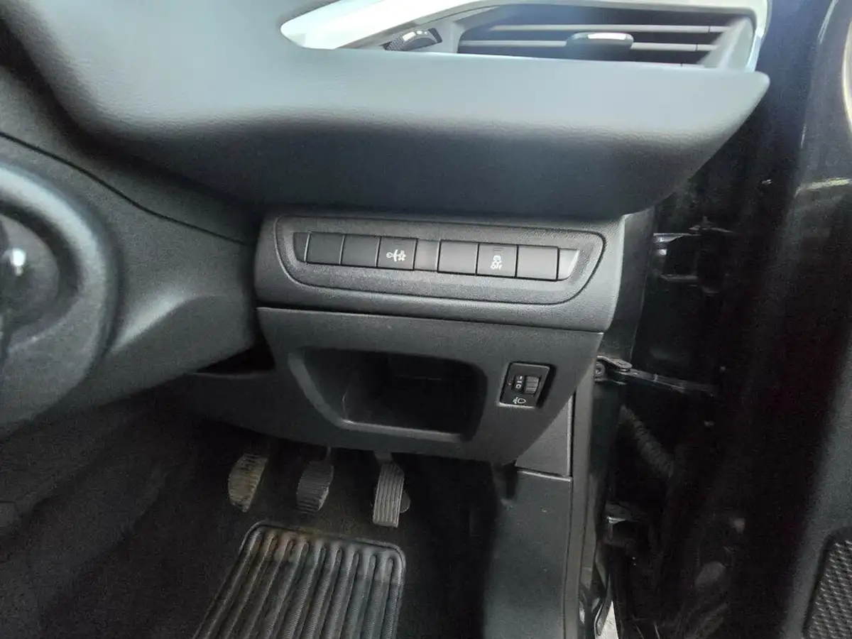 2012-peugeot-208-12-access-5d-big-21