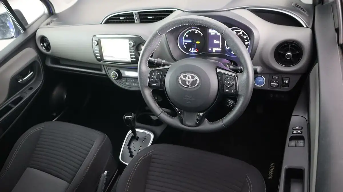 2020-toyota-yaris-15-vvt-i-icon-tech-98bhp-hybrid-1497cc-e-cvt-big-8