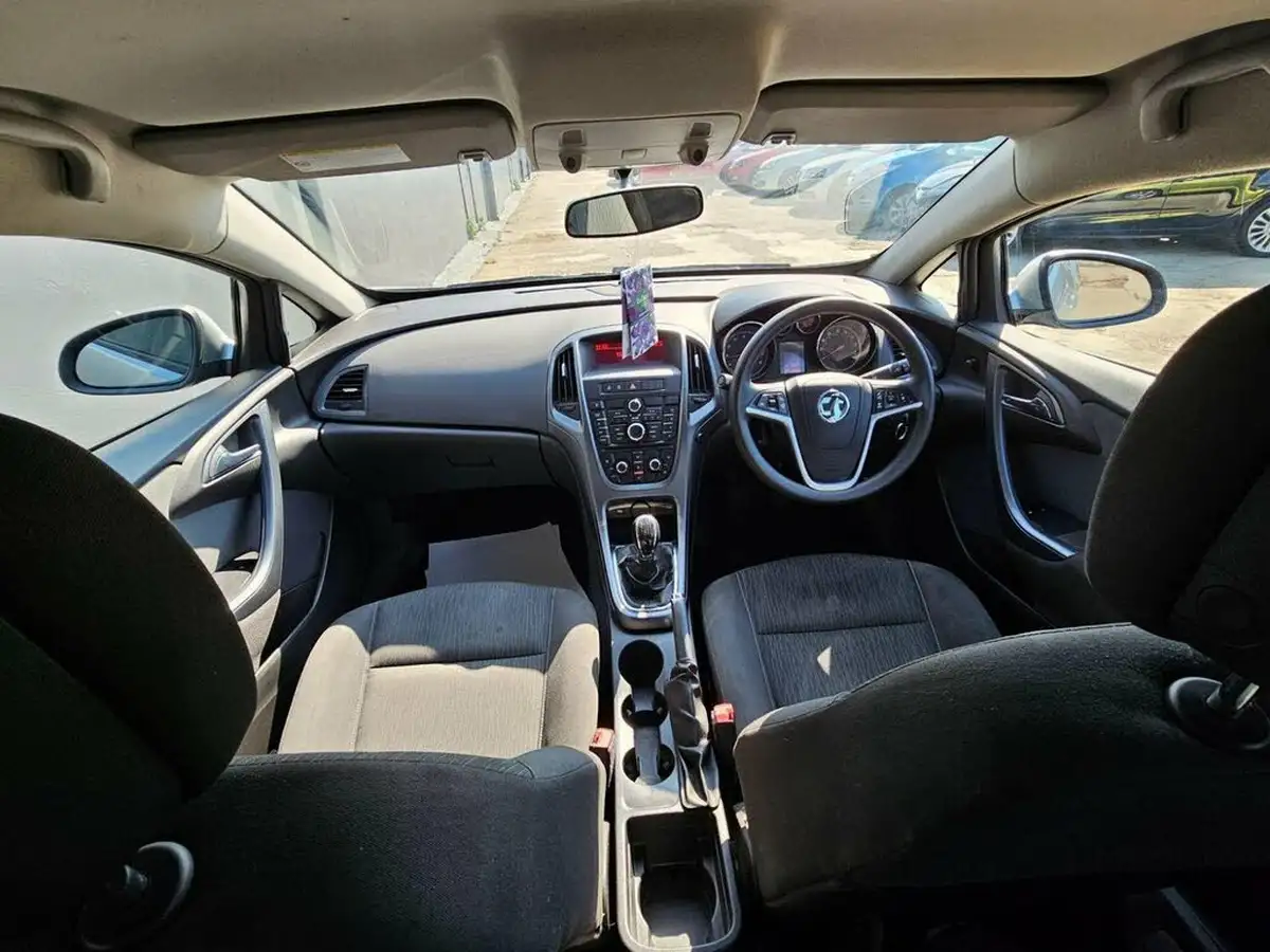 2013-vauxhall-astra-gtc-16-sport-16v-turbo-180ps-big-24