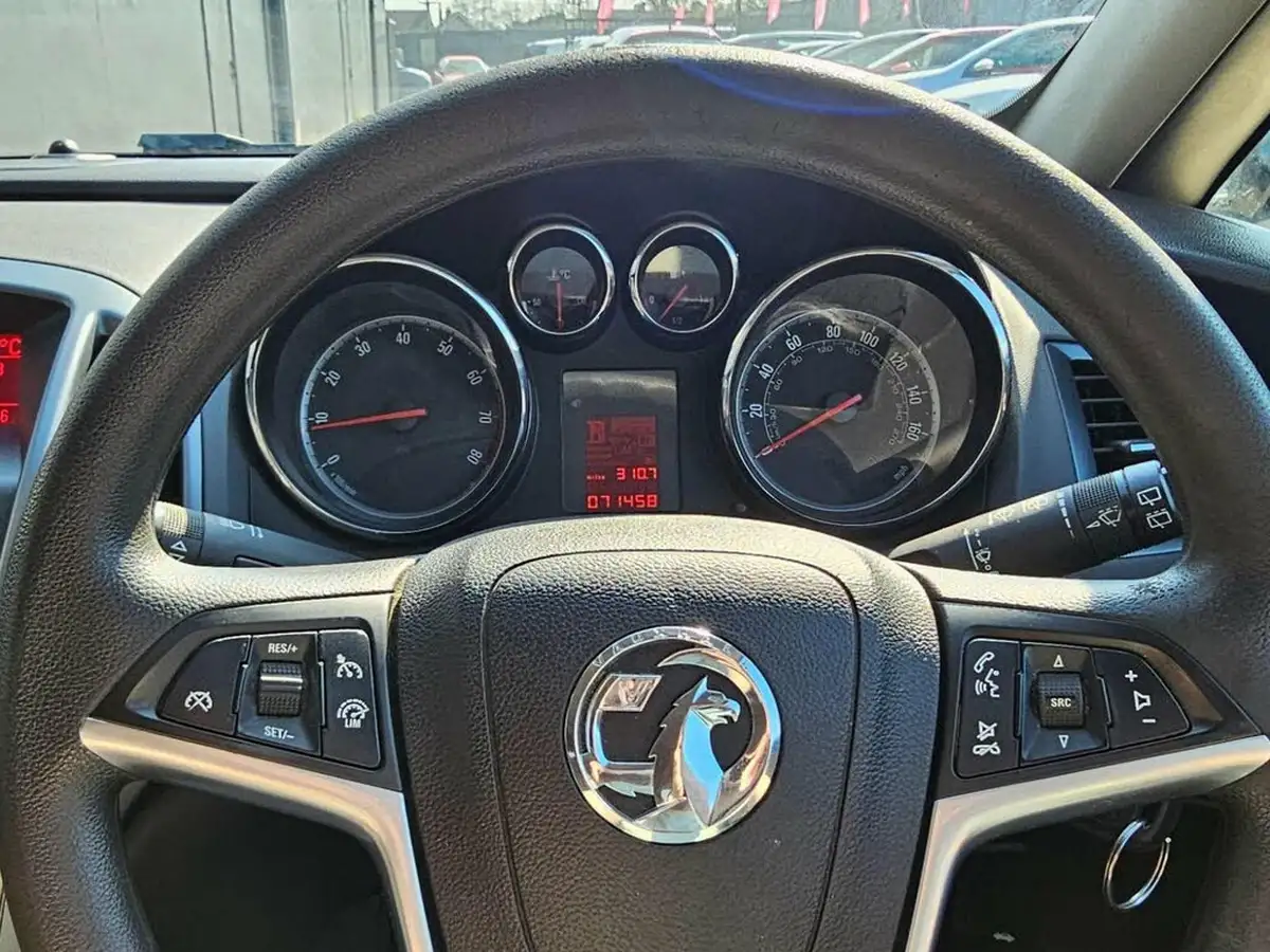 2013-vauxhall-astra-gtc-16-sport-16v-turbo-180ps-big-48