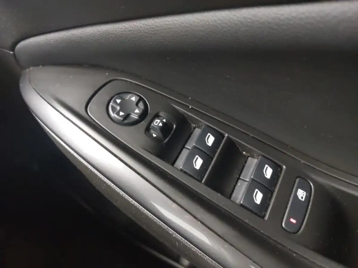 2020-vauxhall-grandland-x-12-sri-nav-big-12