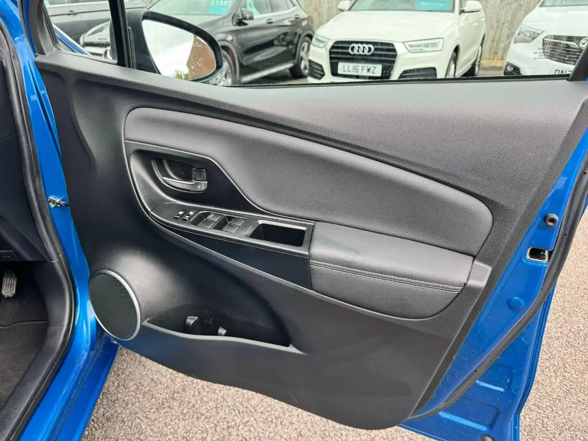 2015-toyota-yaris-15-vvt-i-excel-hybrid-15in-big-35