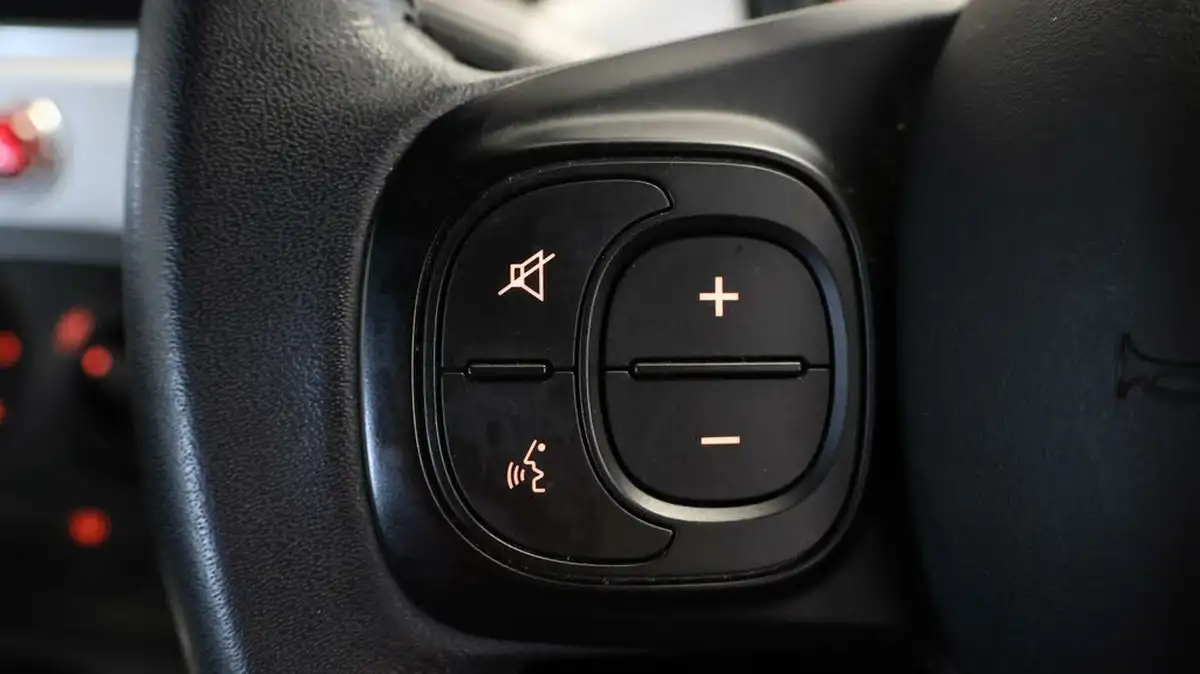 2021-fiat-500-10-connect-big-21