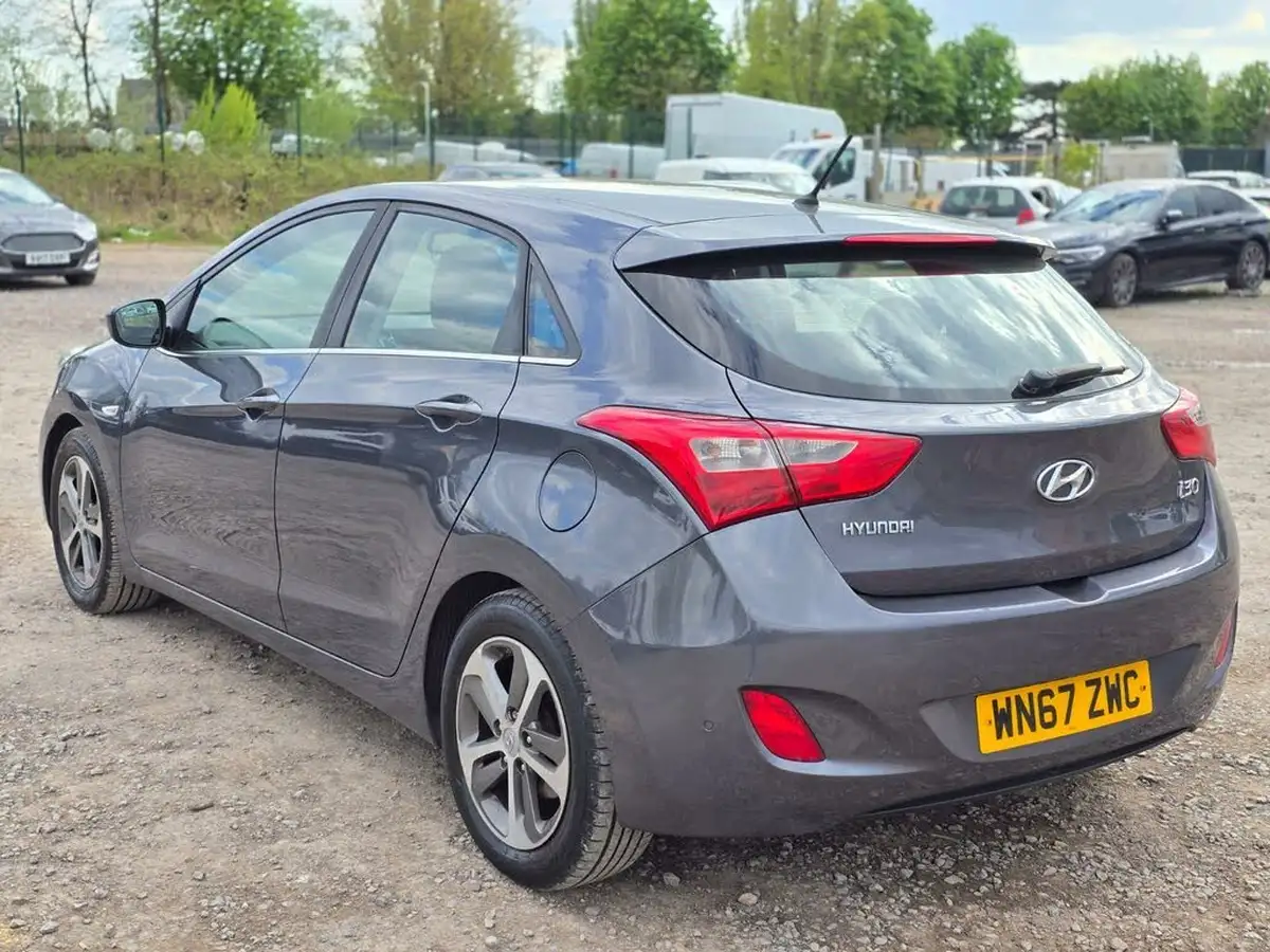 2017-hyundai-i30-16crdi-se-110ps-blue-drive-hatchback-dct-big-3