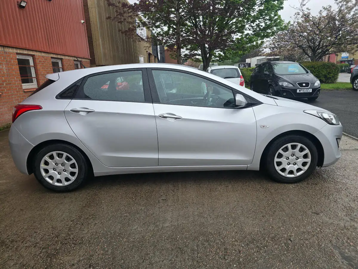 2014-hyundai-i30-14-classic-5d-big-38