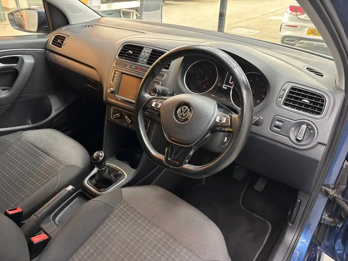 2016-volkswagen-polo-10-se-60ps-5d-big-30