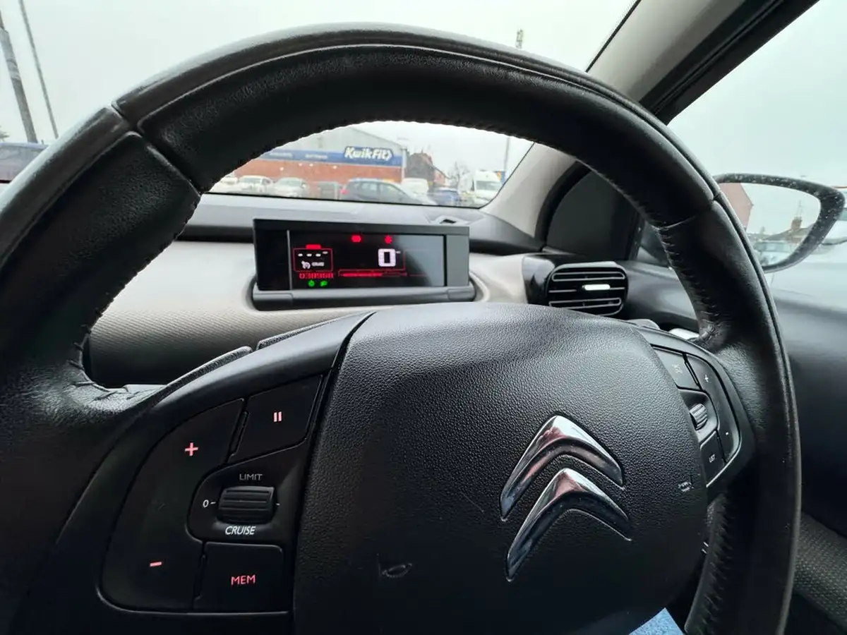 2015-citroen-c4-cactus-16bluehdi-flair-big-14