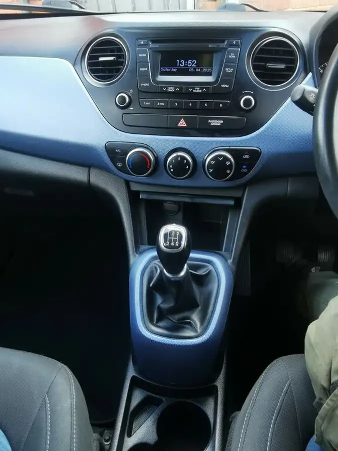 2015-hyundai-i10-10-premium-big-10