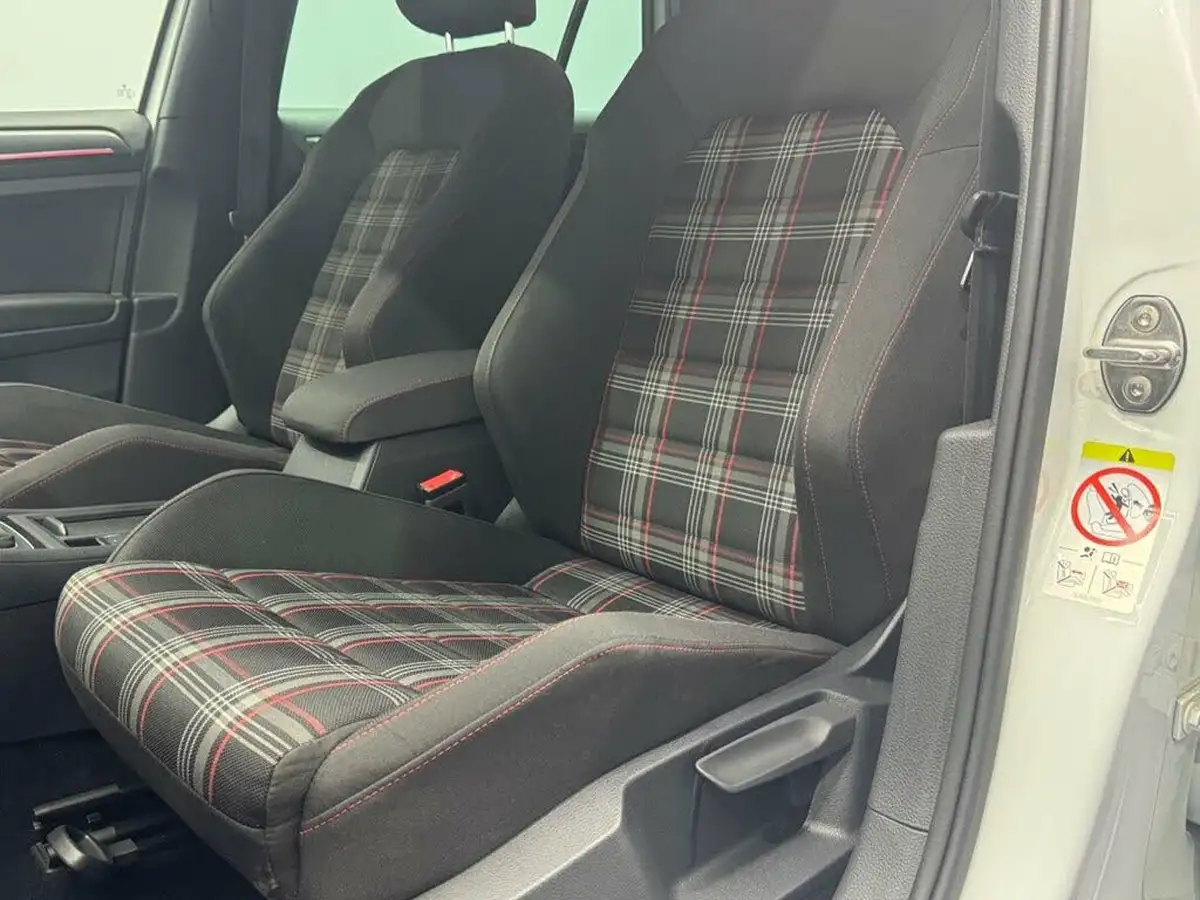 2018-volkswagen-golf-20-tsi-gti-5d-big-25
