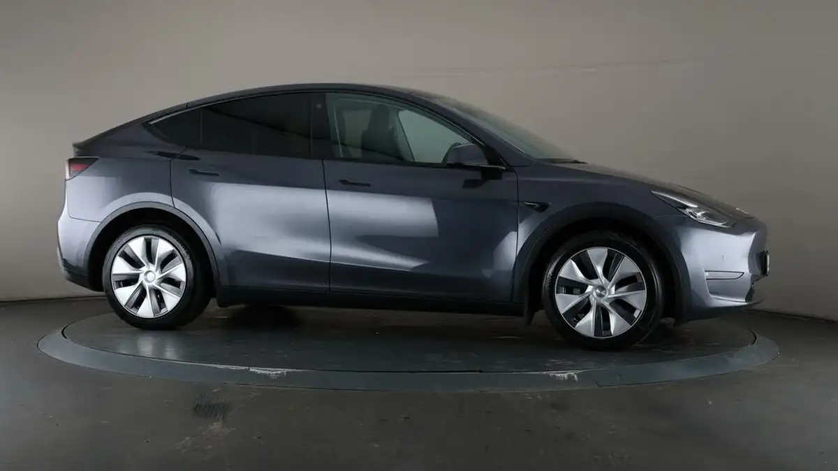 2022-tesla-model-y-e-long-range-big-50