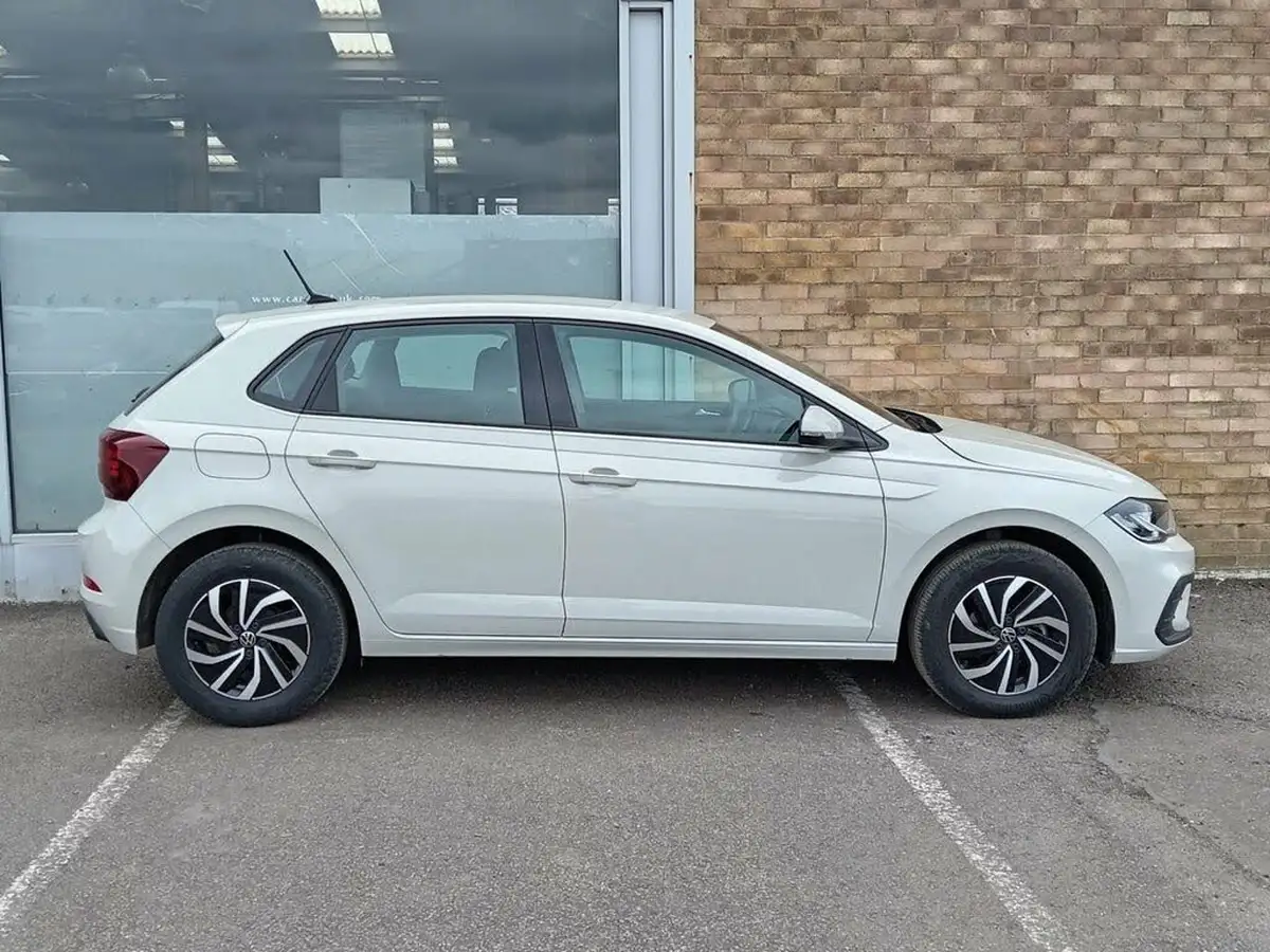 2023-volkswagen-polo-10-life-big-1