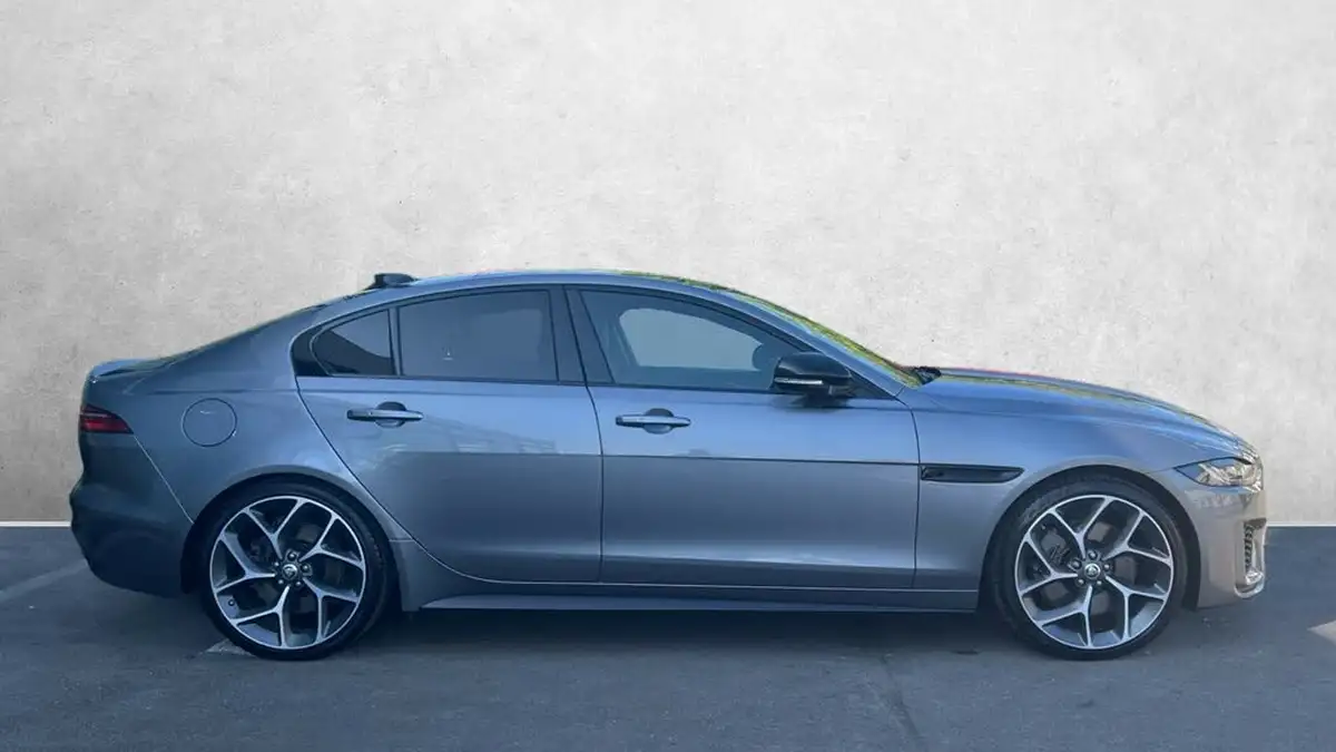 2023-jaguar-xe-big-4