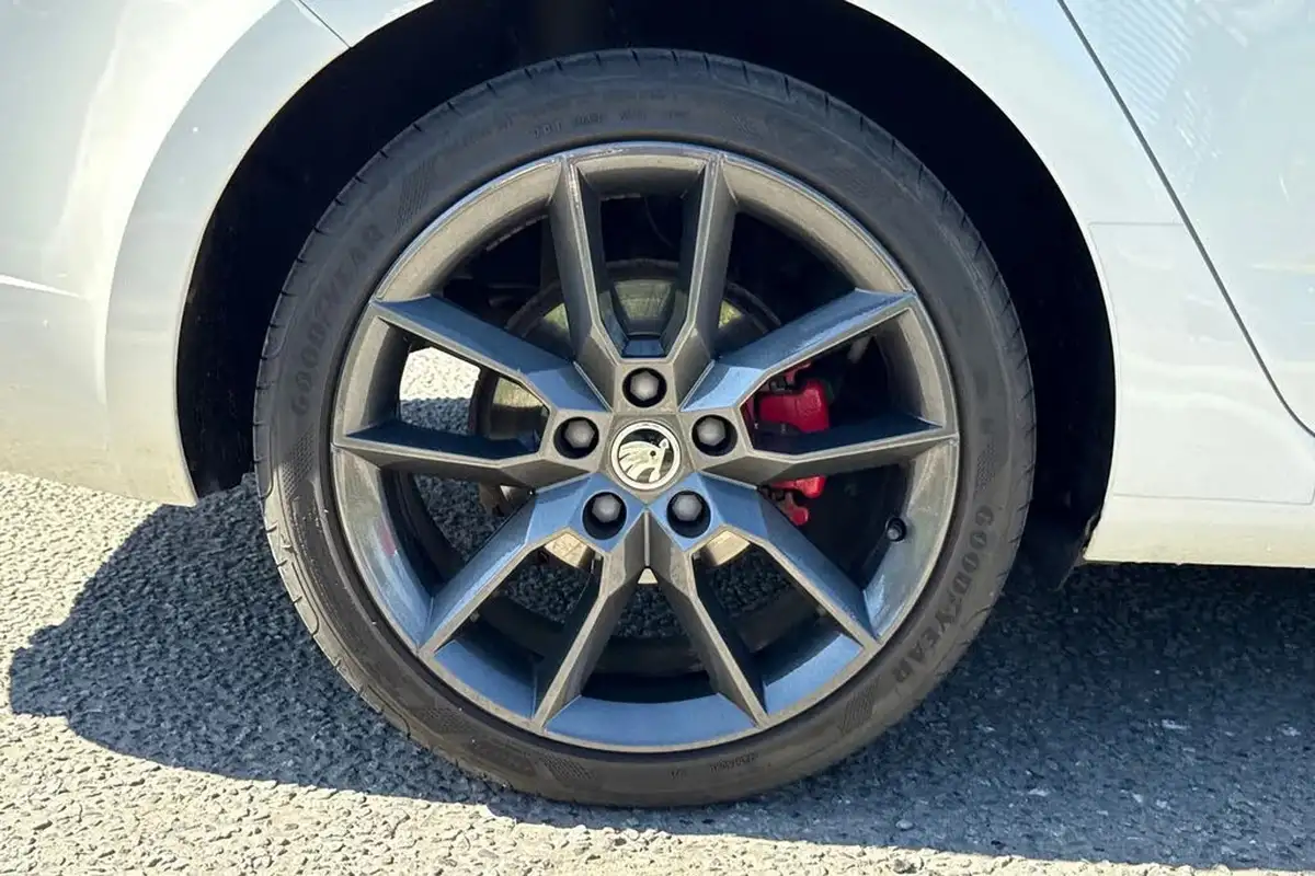 2014-skoda-octavia-20tdi-vrs-estate-big-12