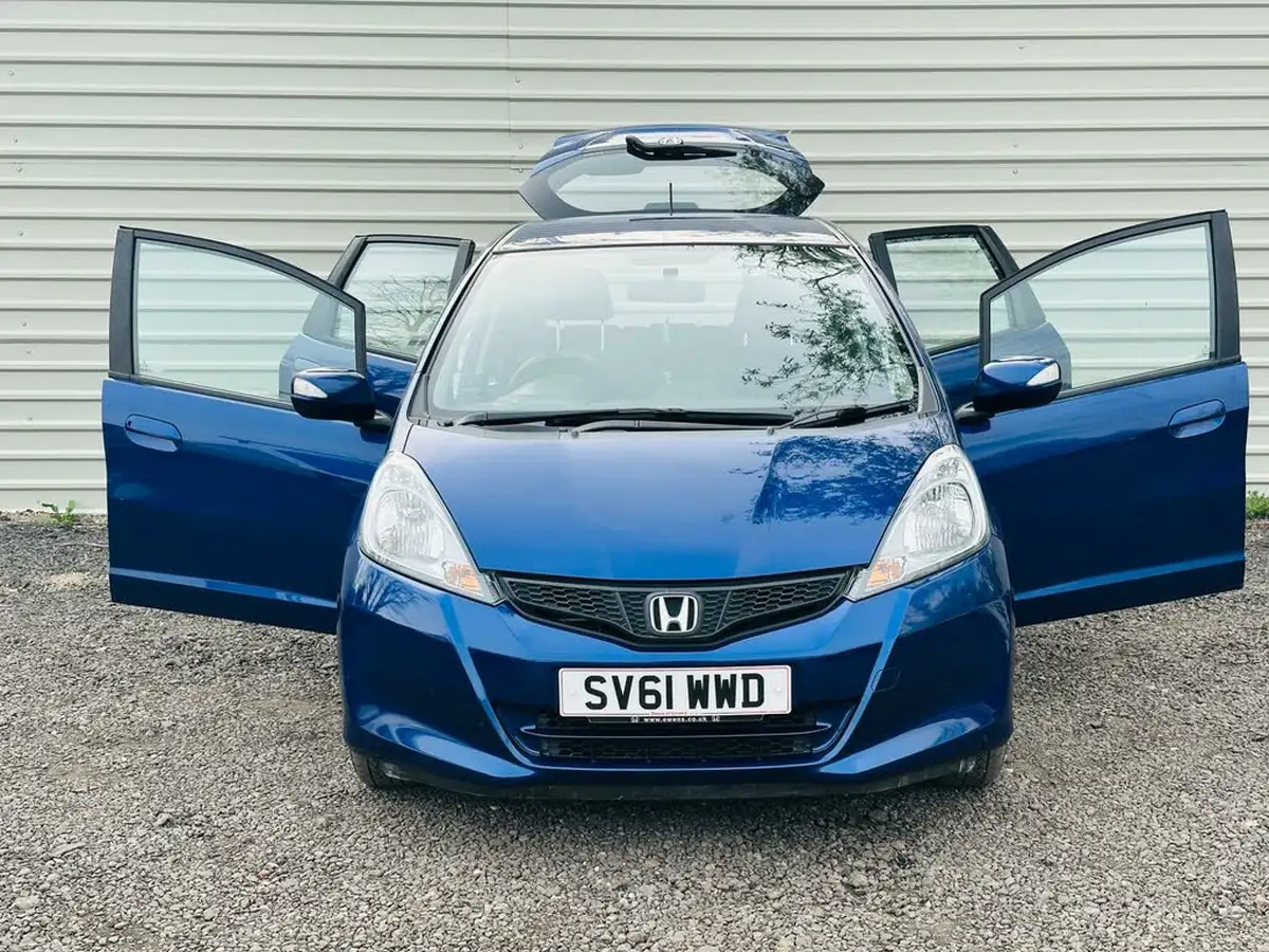 2011-honda-jazz-14-es-big-18