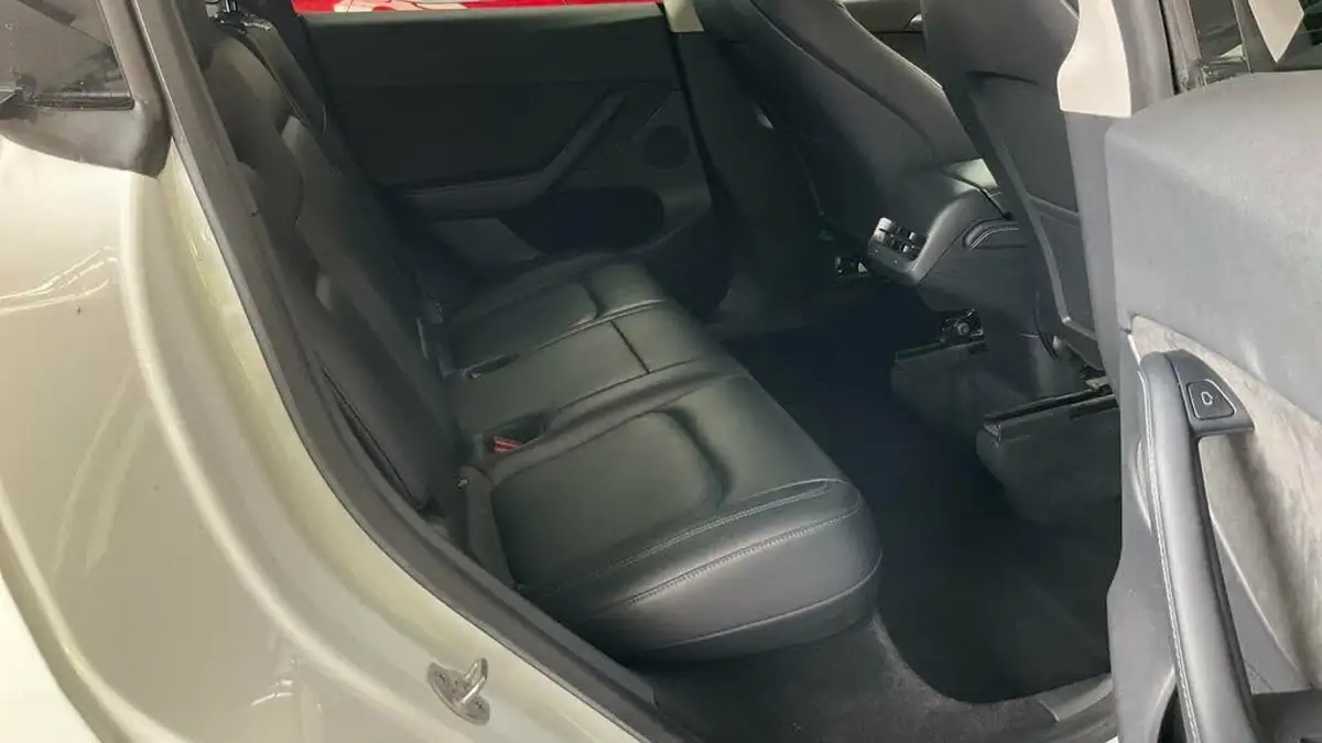 2022-tesla-model-y-e-long-range-big-10