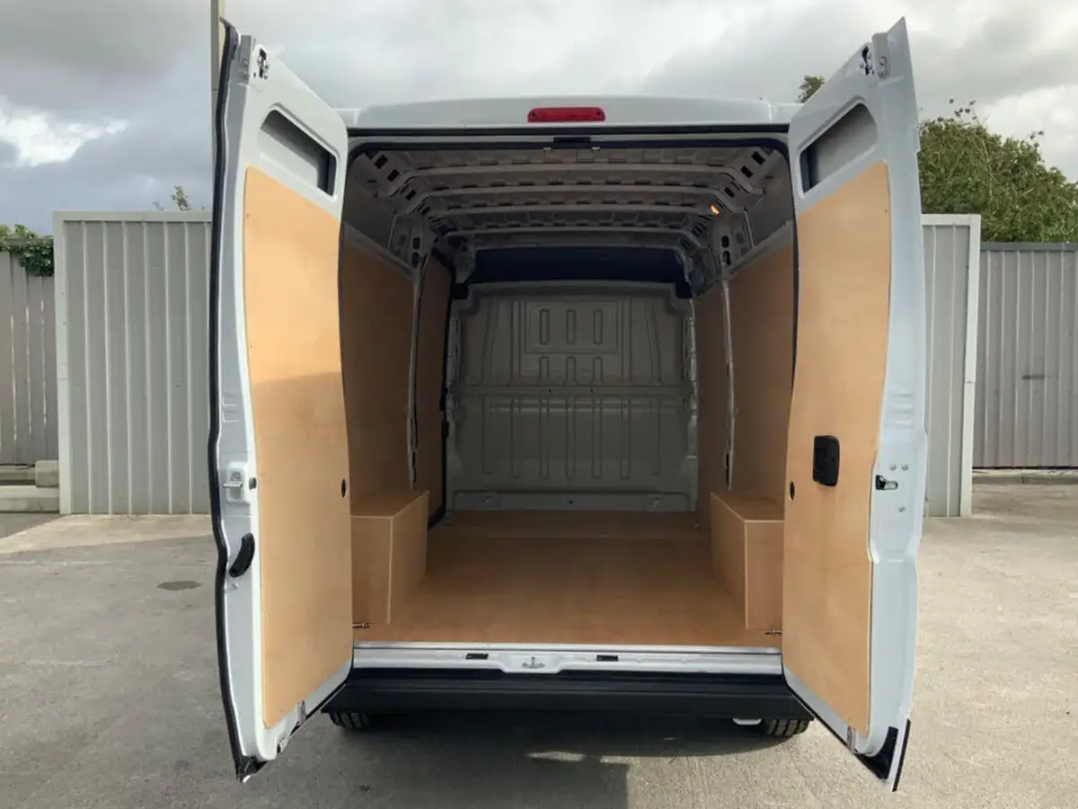 2022-peugeot-boxer-22-bluehdi-professional-335-l3-h2-panel-big-10