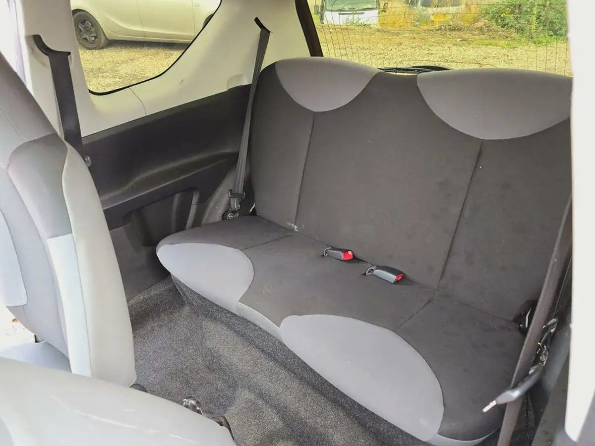 2013-peugeot-107-10-access-big-24