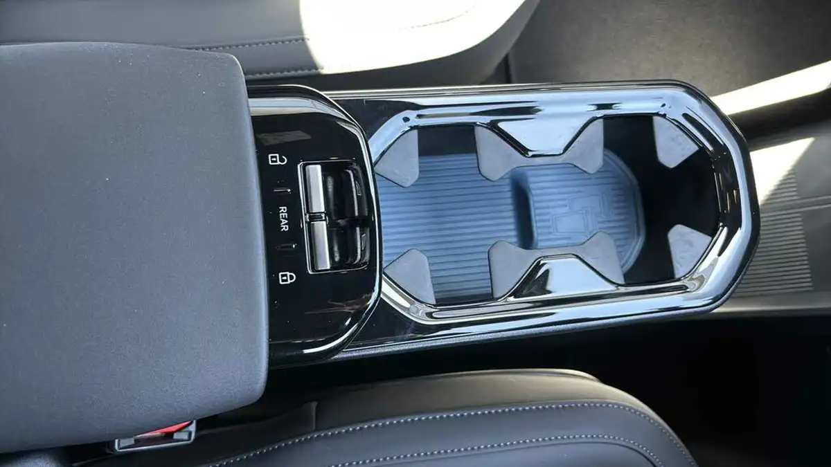 2024-volvo-ex30-e-twin-plus-big-20