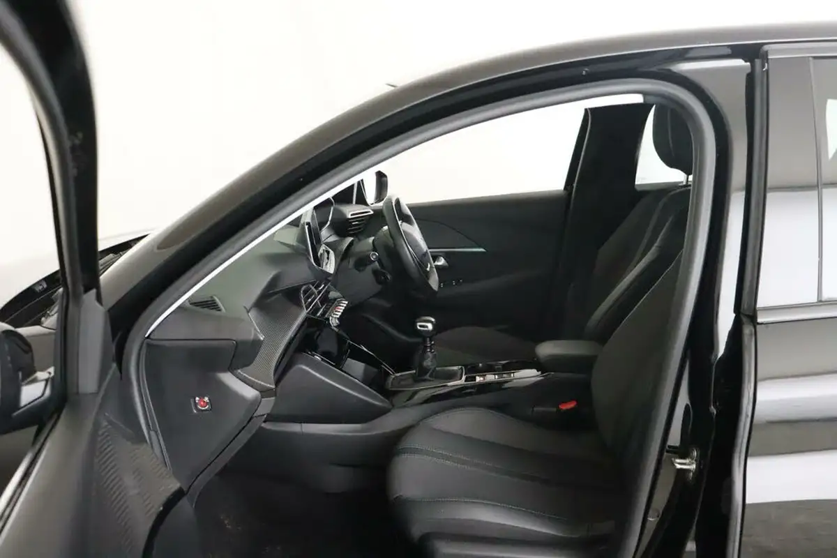 2020-peugeot-208-12-puretech-allure-100bhp-big-10