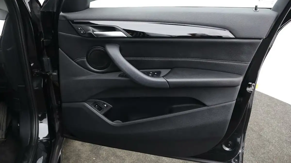 2021-bmw-x1-15-xdrive-25e-phev-sport-big-14