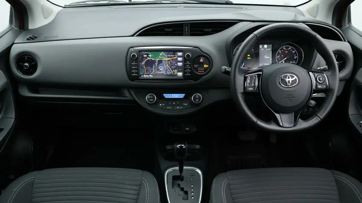 2017-toyota-yaris-15-vvt-i-icon-98bhp-hybrid-e-cvt-big-13
