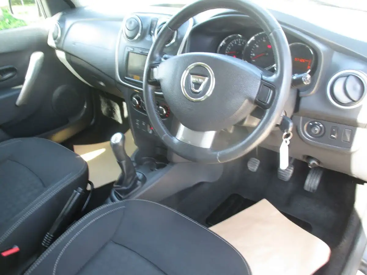 2013-dacia-sandero-12-laureate-big-18